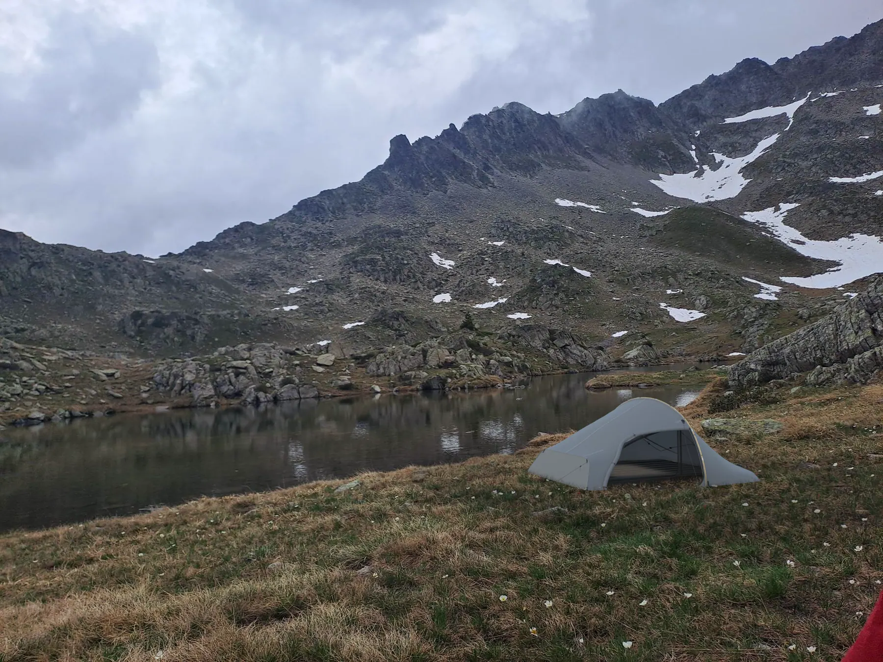 JÖRD 2 au bord d'un lac de montagne